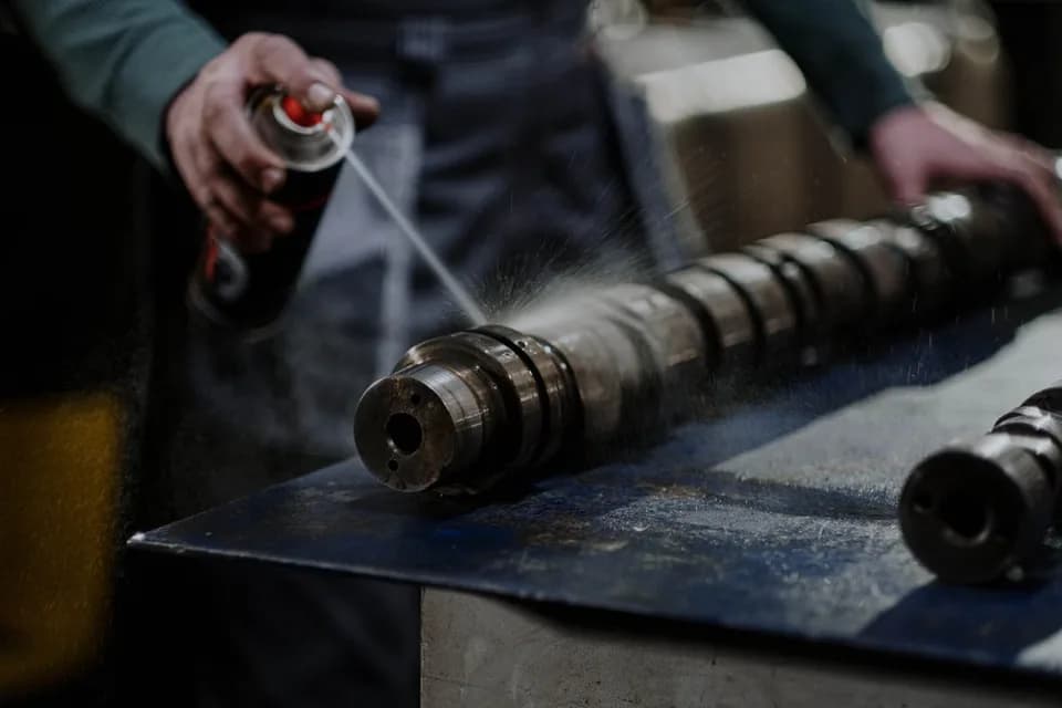 Eksantrik mili üzerine teknik bakım spreyi uygulanıyor