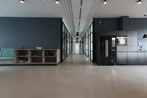 Cam bölmeli koridoru ve ankastre mutfağı olan açık planlı iç mekân
